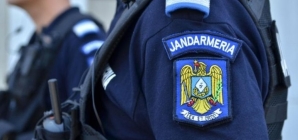 Sprijin al jandarmilor pentru un bărbat care zăcea pe carosabil după ce i s-a făcut rău