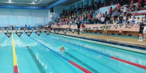 În Baia Mare debutează Cupa „Flykick” la natație