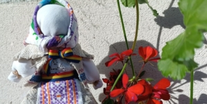 În Sarasău se organizează atelierul de creație „Păpușile bunicilor”