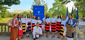 Cămăși maramureșene, zâne și cununi de sânziene – la Marsilia, de Ziua Universală a Iei